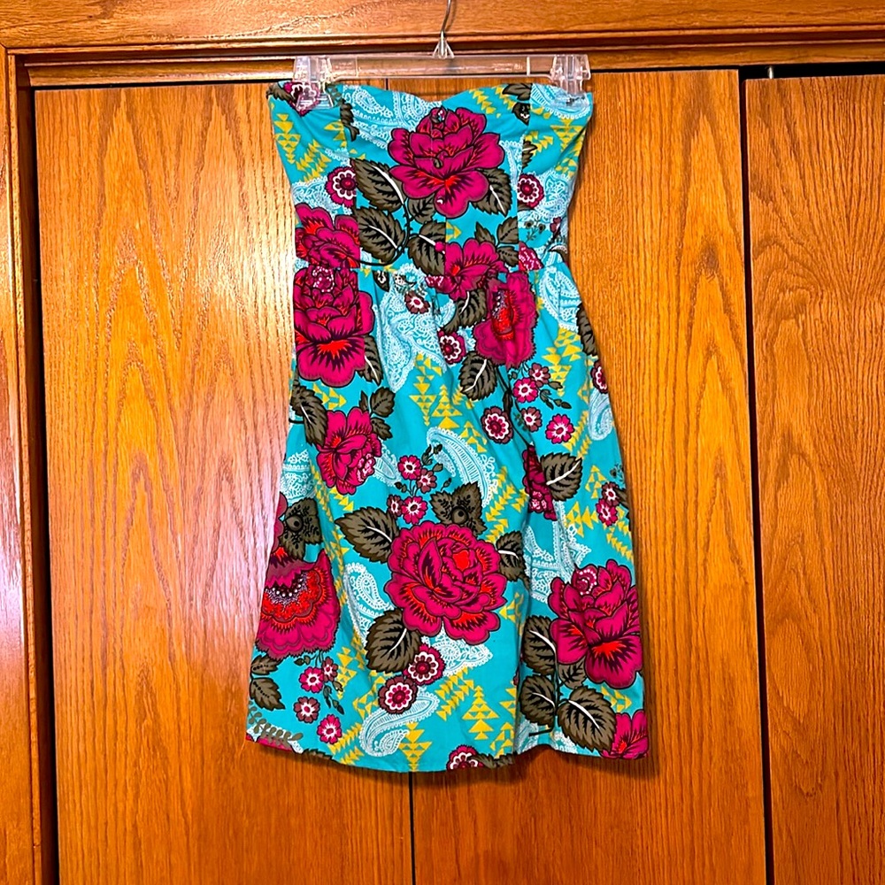 Sleeveless dress size M fits more like a small